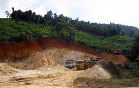 Mỏ đất sét trắng bị khai thác lậu - 2 Xe vận tải lớn được huy động đưa đất hiếm đi tiêu thụ